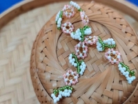9月11日，手工活外發(fā)加工可靠嗎？靈活就業(yè)好手工，開飾品加工廠，手工之家的產(chǎn)品優(yōu)勢，圖為飾品類串珠純手工產(chǎn)品剪影