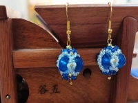 9月20日，手工活接單正規(guī)平臺(tái)，拿回家做的手工項(xiàng)目，開飾品加工廠，在手工之家，加工人員如何銷售產(chǎn)品掙錢，圖為飾品類串珠純手工產(chǎn)品剪影