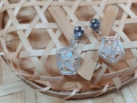 9月26日，手工活外發(fā)加工網(wǎng)，在家做串珠手工掙錢，開飾品加工廠，在手工之家，加工人員這樣做收入更好，圖為飾品類串珠純手工產(chǎn)品剪影