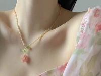 9月29日，外發(fā)加工接單平臺(tái)，開飾品加工廠，正規(guī)廠家的手工，手工之家的手工項(xiàng)目好做、收入好，圖為飾品類串珠純手工產(chǎn)品剪影