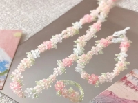 7月11日，外發(fā)手工活正規(guī)平臺(tái)，手工靈活就業(yè)創(chuàng)業(yè)，開(kāi)飾品加工廠，在手工之家,選擇了就要信任和認(rèn)真，圖為串珠米珠繡手工產(chǎn)品剪影