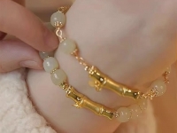 7月24日，手工活外發(fā)加工正規(guī)的廠家，開飾品加工廠，靈活就業(yè)項目，與手工之家合作，靈活自由，但態(tài)度不能放松，圖為串珠純手工產(chǎn)品剪影