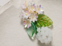 7月28日，在家能做的手工活兼職，正規(guī)可靠的手工副業(yè)，開飾品加工廠，手工廠家和手工項目是大家掙錢的保障，圖為串珠米珠繡手工產(chǎn)品剪影
