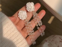 8月3日，手工活兼職可帶回家，手工靈活就業(yè)的好副業(yè)，開飾品加工廠，在手工之家，用手工收入詮釋對家庭和手工的愛與責(zé)任，圖為串珠米珠繡手工產(chǎn)品剪影