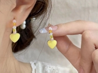 8月21日，在家兼職手工活，靈活就業(yè)創(chuàng)業(yè)手工副業(yè)，開飾品加工廠，在家做手工項目這些要求要達到，圖為串珠米珠繡手工產(chǎn)品剪影