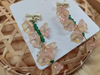 10月6日，手工活外發(fā)加工正規(guī)廠家直接發(fā)貨，開(kāi)飾品加工廠，在家做的手工，在手工之家，手工發(fā)展有前景，圖為飾品類串珠純手工產(chǎn)品剪影
