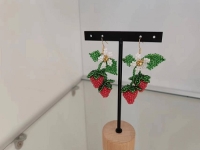 12月11日，在家兼職手工活，帶回家做的手工項(xiàng)目，開(kāi)飾品加工廠，與手工之家合作，串珠純手工帶來(lái)好收入，圖為串珠米珠繡手工產(chǎn)品剪影