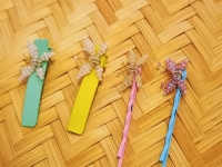 1月27日，附近有沒有兼職手工活，居家靈活就業(yè)的好副業(yè)，開飾品加工廠，手工之家長久穩(wěn)定讓大家放心，圖為串珠純手工產(chǎn)品剪影