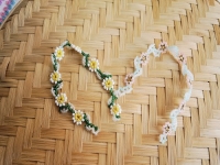 3月25日，靠譜手工兼職平臺，在家兼職正規(guī)的日結(jié)手工有沒有，開飾品加工廠，手工之家與合作人員合作共贏、相互成就，圖為串珠米珠繡手工產(chǎn)品剪影