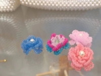 3月29日，兼職手工活可以帶回家做的，居家靈活就業(yè)好副業(yè)，開飾品加工廠，手工之家堅持用更多的純手工產(chǎn)品服務(wù)市場，圖為串珠米珠繡手工產(chǎn)品剪影