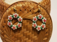 3月31日，附近有沒有兼職手工活，在家做的手工副業(yè)，開飾品加工廠，在手工之家，純手工項目很好做，圖為飾品類串珠手工產(chǎn)品剪影