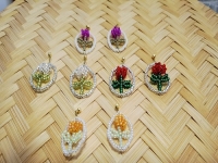 4月1日，外發(fā)加工接單平臺，靈活就業(yè)好手工項目，開飾品加工廠，在手工之家，怎么合作，大家說了算，圖為串珠米珠繡手工產(chǎn)品剪影