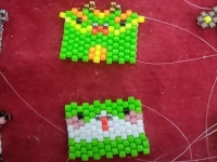 4月19日，在家做的手工活正規(guī)平臺，拿回家做的手工項目，開飾品加工廠，在手工之家，有大家都能做的純手工，圖為飾品類串珠純手工產(chǎn)品剪影