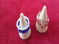 4月30日，手工活從哪里找廠家，可靠的串珠手工項目，靈活就業(yè)好手工，在手工之家，產(chǎn)品始終是發(fā)展的重點之一，圖為飾品類串珠純手工產(chǎn)品剪影