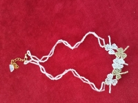 5月2日，在家能掙錢的正規(guī)手工，靈活就業(yè)串珠手工項目，開飾品加工廠，在手工之家，合作要先看自己的實際情況，圖為飾品類串珠純手工產(chǎn)品剪影