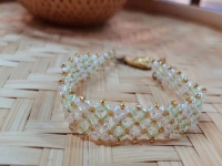 外發(fā)手工領(lǐng)回家做，產(chǎn)品種類多，發(fā)展好，支持大家通過純手工掙錢增收