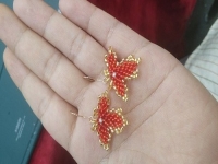 外發(fā)手工領(lǐng)回家做，在農(nóng)村陪著家人做純手工掙錢(qián)正合適