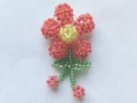 1月1日，家里干的手工活兼職，帶回家做的手工就業(yè)創(chuàng)業(yè)項(xiàng)目，微創(chuàng)業(yè)做手工傳承官，手工之家的純手工有市場(chǎng)、好加工，圖為串珠米珠繡純手工產(chǎn)品剪影