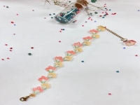 3月12日，手工接單正規(guī)平臺(tái)，可靠的純手工創(chuàng)業(yè)項(xiàng)目，小成本創(chuàng)業(yè)開手工加工廠、做手工傳承官，手工之家的純手工是自由靈活的，圖為串珠米珠繡純手工產(chǎn)品剪影