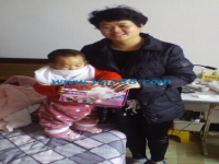 浙江溫州鄉(xiāng)村朱大嬸享受帶孫之樂，又兼職做手工活賺零花錢