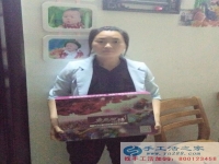 河南平頂山寶媽張女士業(yè)余時(shí)間做手工活串珠繡，賺錢不誤帶孩子！
