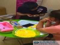手工活之家工作人員為大家?guī)碜髌氛故?，海綿寶寶紙抽盒來襲：