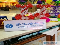 錢(qián)不好掙生活壓力大，廣西桂林鄧女士在家做手工活補(bǔ)貼家用