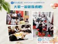 在家賺錢的方法之：街坊鄰居聚在一起做手工活，歡歡喜喜把錢掙！
