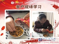 霜降過(guò)后天氣轉(zhuǎn)涼，黑龍江北安市滿女士在家做手工活賺錢不用外出受凍