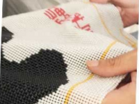 彌補(bǔ)生意不賺錢的狀況 開店之余做串珠手工來賺錢，附近拿回家做的手工活，就是正規(guī)的手工活外發(fā)