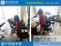 邊帶孫子邊做手工活賺錢，甘肅蘭州市騰老太的幸福晚年生活