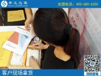 58同城找手工活在家做，邯鄲王女士來到手工之家考察拿貨