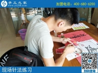 安徽六安“巧手小伙”來公司現(xiàn)場學(xué)珠繡針法，男人一樣可以做好手工活！