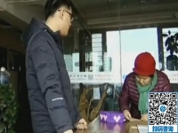 快過(guò)年了，娘兒倆來(lái)手工之家考察，母親不斷地欣賞珠繡畫(huà)