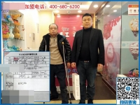 湖南一50歲殘疾老人拄著雙拐，2000多里路程來到手工之家為哪般？