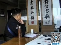 小伙子對(duì)雅薇麗繡很感興趣，與接待老師交談甚歡
