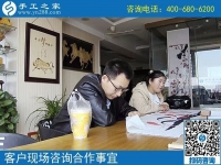 找個在家掙錢的手工活，山東濟寧丁先生陪妻子來到手工之家
