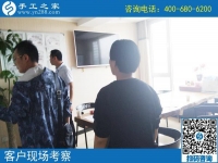 5月27日，快月底了，越來(lái)越多的人選擇這個(gè)可以帶回家做的手工活。手工之家接待考察加工客戶剪影