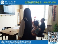 6月14日，拿回家做的手工活，大家都喜歡、都想做。手工之家接待考察加工客戶剪影