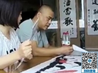 供料手工活，讓前來考察的夫婦仔細(xì)認(rèn)真與接待老師探討合作事宜