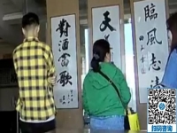 到手工活之家考察的客戶，看著豎版的珠繡畫天道酬勤感嘆不已