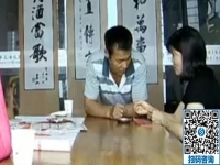 李先生來手工之家現(xiàn)場(chǎng)練習(xí)珠繡針法，耐心認(rèn)真的態(tài)度值得佩服