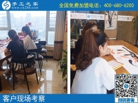 7月29日，為什么都選手工之家的珠繡串珠外放手工活？正規(guī)的手工活外發(fā)加工廠家有什么特征？手工之家接待考察加工客戶剪影