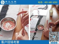 愛人在做這個掙錢，河南安陽董先生偶爾也幫忙做這個兼職手工活