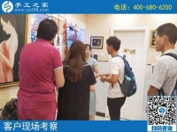 組織人做手工活促進(jìn)鄰里和睦，一起說說笑笑串珠繡