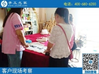 8月14日，把手工活拿回家做，這里的珠繡個人定制很受歡迎，手工之家接待考察加工客戶剪影