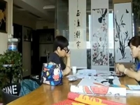 來手工之家考察，邊琢磨珠繡畫邊打電話和家人商量辦合作手續(xù)