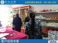 考察勵(lì)志珠平面珠繡外發(fā)手工活，四川客戶不遠(yuǎn)千里來到手工之家