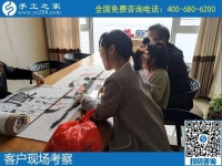 11月16日，代理手工活加工項(xiàng)目，就是珠繡串珠外發(fā)手工活賺錢好項(xiàng)目，手工之家接待考察加工客戶剪影