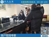留守婦女在家做的手工活，坐在一起說說笑笑把錢掙！